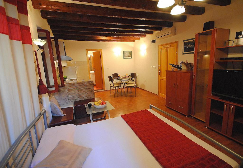 Guesthouse Ancient Stone Rovinj Habitación foto